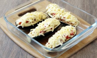 Place the eggplants on a baking sheet or in another baking dish and place in the oven for 20-30 minutes, set the temperature to 180-190 degrees.