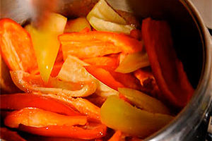 Agrega los trozos de pimiento a la mezcla de tomate, revuelve, coloca a fuego medio y espera hasta que hierva.