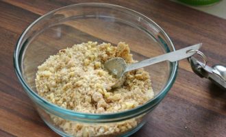 Pour the chopped nuts into a separate bowl and mix them with two tablespoons of sugar and breadcrumbs.