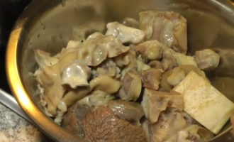 Pendant ce temps, les cuisses et les jarrets ont bien bouilli et la viande peut être facilement séparée des os. Transférez tout le contenu de la casserole dans un grand bol.