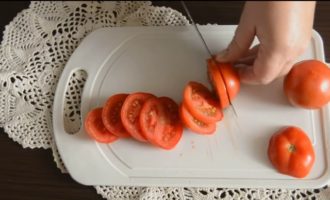 Lavamos os tomates e também os cortamos em círculos.