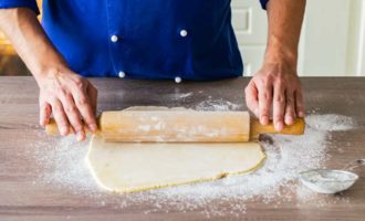 Roll out the dough with a rolling pin to a thickness of five millimeters. You will get a uniform layer of shortcrust pastry.