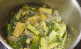 Place the pickled vegetables in a saucepan and put on fire. After boiling, cook at medium power for about 10 minutes. A prerequisite is regular stirring of the cucumbers.