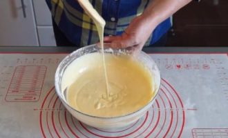 We use a spoon to check the correctness of our test. The ideal dough for fluffy pancakes should be similar in thickness to condensed milk.