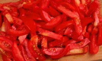 Wash tomatoes and apples thoroughly. Cut the tomatoes in half, remove the stem, and then finely chop each half. 