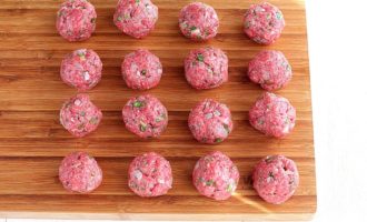 Knead the minced meat thoroughly and then form it into small round meatballs of the same size.