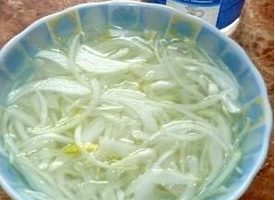 Place the onion in a plate, pour cold water mixed with 2 tbsp. l. vinegar. Leave to marinate for half an hour.