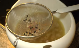 Filtrez le bouillon dans une passoire pour éliminer les petites graines et les épices. Retirez le gras de la surface du bouillon avec une louche ou une cuillère.