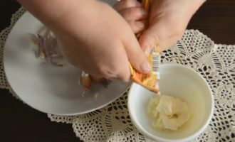 Esprema os dentes de alho com uma prensa. Adicione maionese e misture.