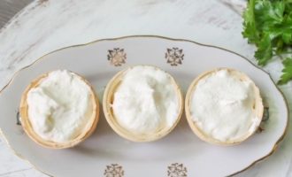 Fill the waffle baskets with the prepared cream almost to the top, leaving a little space for the caviar.