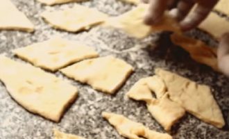 Roll out the dough into a thin layer (1-2 mm). We cut it into diamond-shaped pieces, approximately 7 cm wide. In the middle of each we make a cut and turn the dough through it so that the shape looks like a tourniquet.