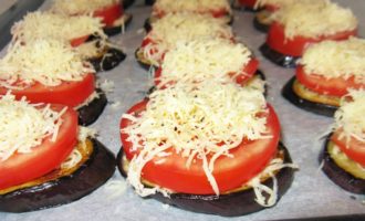 The very last step is to sprinkle the structure of eggplant, cheese and tomatoes with the remaining grated cheese. Then place the baking sheet with the semi-finished product in an oven already preheated to 200 degrees for literally fifteen minutes.