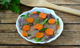 Pour the swollen gelatin into the container with the tongue and carrots and put the container in the refrigerator for at least two hours - the hardening time depends on the size of the plates with aspic.