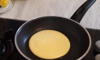 It is best to bake one pancake at a time in a frying pan. There is no need to lubricate it with oil. Take a small ladle and pour in the batter, distributing the pancake. Fry over moderate, or preferably low, heat.