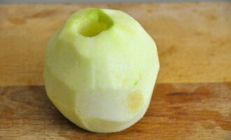 Remove the core, stem and seeds from the apples. This can be done either with a knife or with special devices for apples, which will significantly save your time. 