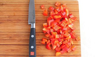 Rinse the sweet bell peppers in running water and then peel them. Remove the seeds and membranes, and cut the fruit itself into cubes.