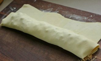 Carefully, so as not to damage the integrity of the sheets, wrap the dough with the filling in the form of rolls. Fold the edges of the rolls down slightly.