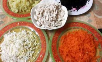 Cool the vegetables and grate them using a grater. Peel the pomegranate and separate the seeds.