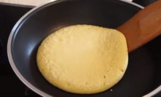 Apabila pancake naik, lubang harus terbentuk di atasnya. Balikkan ke bahagian lain dan goreng. Pancake kefir gebu sudah siap!