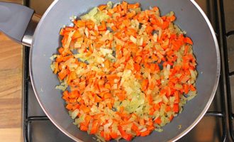 Add chopped carrots and bell peppers to the pan with the remaining onions, and then fry the vegetables over low heat, remembering to stir them.