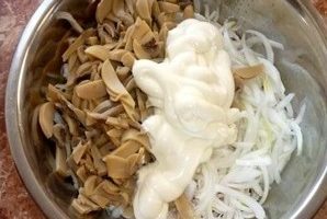 In a deep bowl, mix chicken pieces, mushrooms and onions (pre-drain and squeeze). Add mayonnaise and mix. Taste and add salt if necessary.