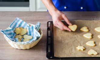 In an already preheated oven, on the middle tier, place a baking sheet with cookies and bake them for fifteen minutes. Then remove the pan and allow the cookies to cool completely before serving.