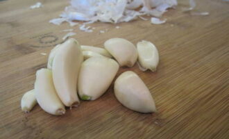 Peel the garlic heads and separate them into cloves. 