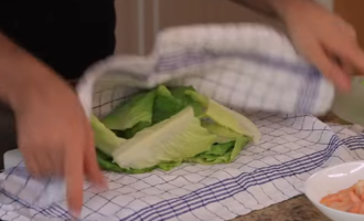 Wash the Iceberg lettuce and dry it on a kitchen towel. Remove the leaves from the top and discard, tear the rest with your hands (do not cut with a knife to avoid bitterness).