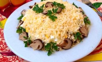 Place the salad in the form of a beautiful mound on a plate, sprinkle with finely grated cheese, and garnish with bunches of greens and remaining mushrooms.