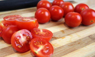 Hugasan ang cherry tomatoes at gupitin sa 4 o kalahati.Gupitin ang keso sa manipis na hiwa.