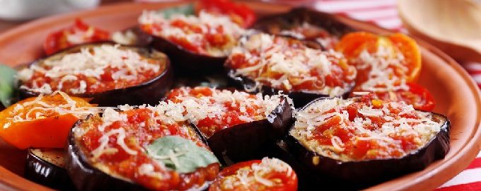 Aubergine med tomater och vitlök, stekt i en panna