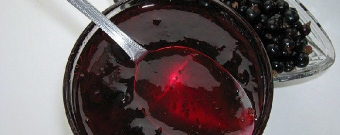 Fünfminütige Marmelade aus schwarzem Johannisbeergelee