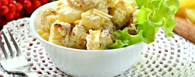 Salat mit Hühnchen, Ananas, Käse