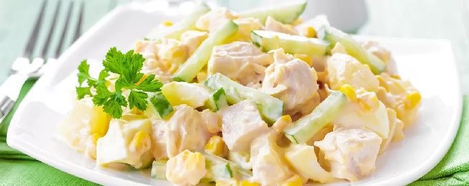 Salade van kip en ananas