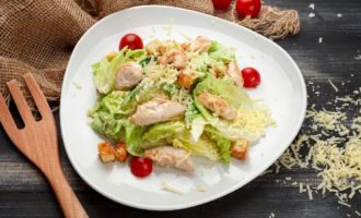 Ensalada César clásica con pollo