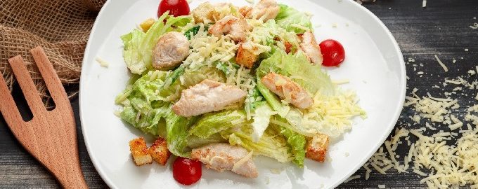 Salad Caesar klasik dengan ayam