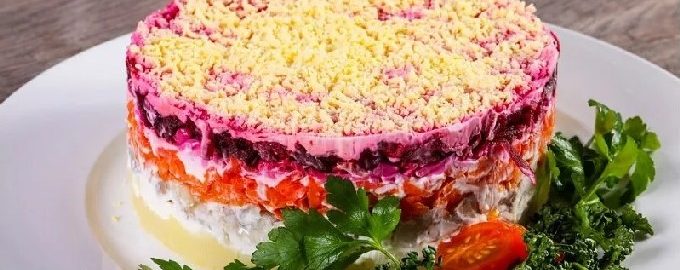 Herring klasik di bawah kot bulu dengan telur