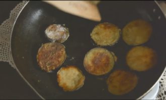 Vamos começar a fritar a berinjela. Coloque as canecas em uma frigideira quente e untada com óleo. Frite os legumes dos dois lados.