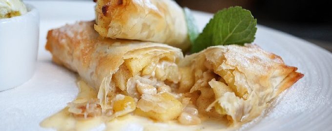 Strudel na may puff pastry na mansanas