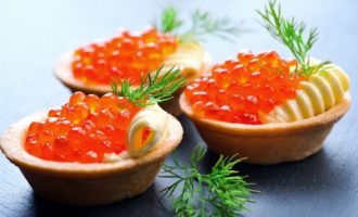 Tartlets s crvenim kavijarom