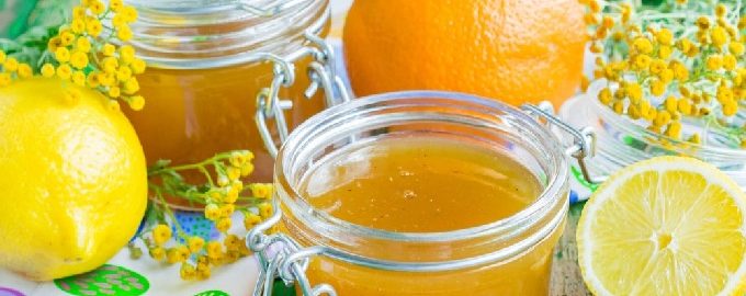 Marmellata di uva spina con limone e arancia per l'inverno