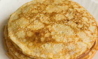 Coloque los panqueques preparados en un plato y cúbralos con mantequilla por encima.