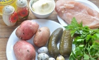 Come preparare l'insalata Nido di gallo cedrone secondo la ricetta classica? Disporre gli ingredienti per la futura insalata sul tavolo della cucina, questo accelererà il processo di preparazione.