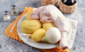 How to cook chicken with potatoes in the oven on a baking sheet? First, you need to prepare all the ingredients for baking chicken and potatoes. Rinse the chicken and dry with paper towels, and peel the onions and potatoes and then rinse under running water.