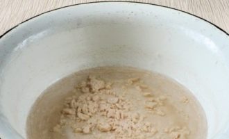 How to bake buns from yeast dough in the oven? The key to a good dough is a properly made dough. Take 150 milliliters of warm water (temperature no higher than 40ºC).Crumble 20 grams of fresh yeast into warm water (rub it with your fingers as thoroughly as possible to avoid lumps).