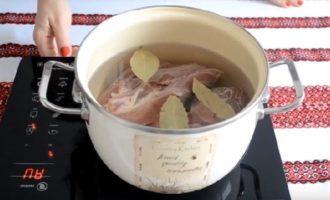 Wie kocht man Kharcho-Suppe mit Rindfleisch nach dem klassischen Rezept? Ein halbes Kilo Rindfleisch waschen und in einen Topf geben. 2/3 Wasser hinzufügen, Lorbeerblatt hinzufügen und aufkochen. Hitze reduzieren und 2 Stunden köcheln lassen, dabei regelmäßig den Schaum abschöpfen.