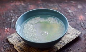 Hoe rijstepap met melk koken volgens het klassieke recept? Spoel de rijst onder stromend water totdat het water volledig helder wordt.