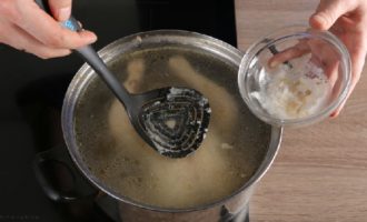 ¿Cómo cocinar satsivi de pollo georgiano según la receta clásica? Coloca la carcasa del pollo en una cacerola y agrega agua fría para que cubra ligeramente el pollo. Coloca la sartén a fuego alto y deja que hierva. Asegúrate de quitar la espuma. Sal ligeramente el caldo a tu gusto.