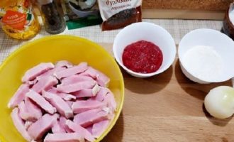 Cum să gătești gulaș de porc cu făină și sos de pastă de roșii după rețeta clasică? Înainte de gătit, carnea de porc trebuie spălată și apoi tăiată în bucăți (este convenabil să faceți acest lucru în cuburi sau fâșii de dimensiuni medii). In acelasi timp, pregatiti faina, ceapa curatata de coaja, pasta de rosii si condimentele.