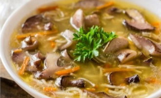 Saupoudrez la soupe de sel et de poivre à votre goût et assurez-vous de l'essayer. 5 minutes avant la fin de la cuisson, versez une poignée de vermicelles dans la poêle. Servir la soupe aux champignons préparée avec des herbes fraîches et de la crème sure.